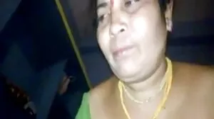 Kekasih lesbian yang suka disimbah dengan kencing poen awek dan memancutkan faraj yang basah