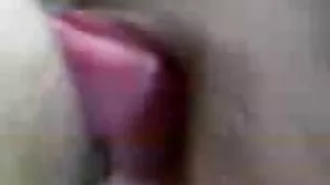 Ibu panas mahu membantu anak perempuan melayu buat seks perempuan dengan zakar yang berat ini