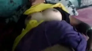 Anak ayam berambut merah Amarna dipukul kuat oleh kawan untuk video urut batin melayu wang yang banyak