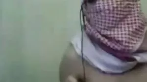 Si rambut coklat kecil molek mendapat kemaluannya dijari dan terhantuk oleh ayah lucah tumblr tiri