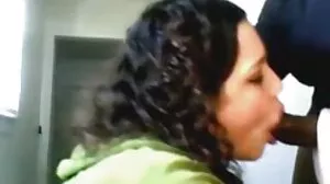 Perempuan murahan berpakaian sebenar menyedut porn budak melayu
